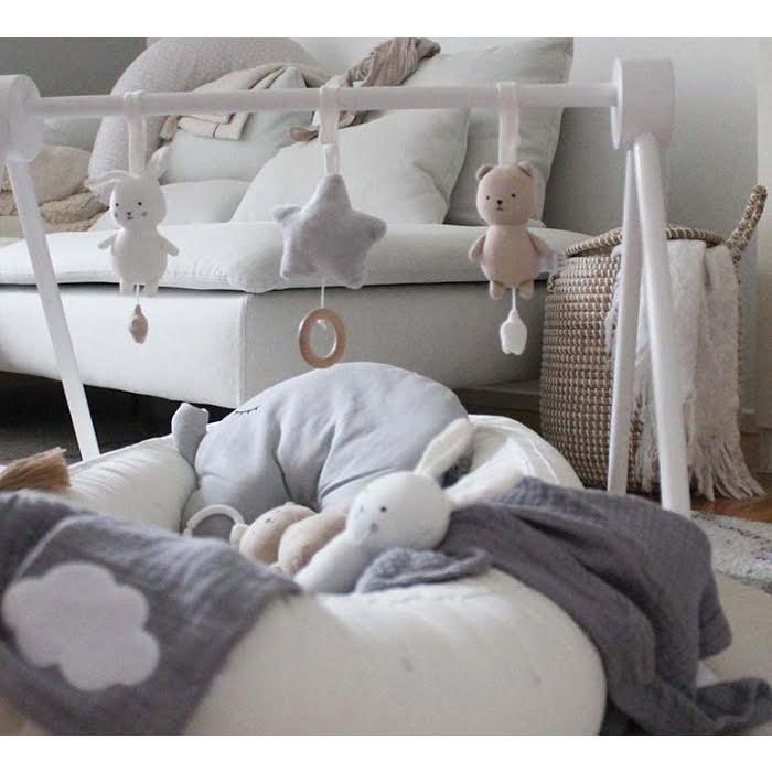 Siłownia dla niemowląt z drewna lakierowanego na biało Jabadabado